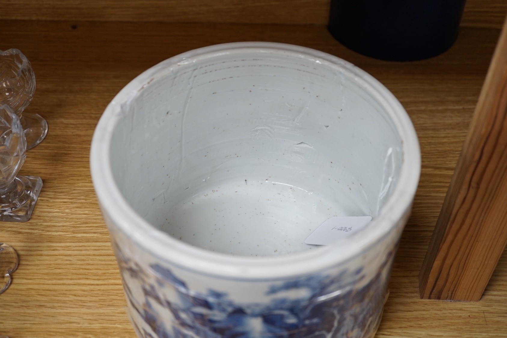 A Chinese blue and white brushpot a.f. 16cm